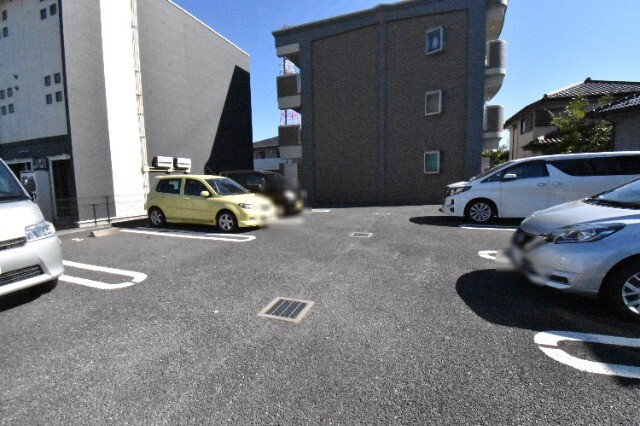 ��ʌ��k�����S�ɓޒ��w���Q���ڂ̃}���V�����̒��ԏ�