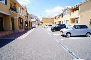 ��ʌ������s�V�P���̃A�p�[�g�̒��ԏ�