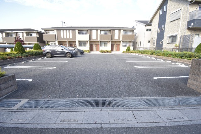 ��ʌ��������܎s���搼��{�R���ڂ̃A�p�[�g�̒��ԏ�