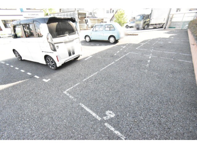 ��ʌ������s���Q���ڂ̃}���V�����̒��ԏ�