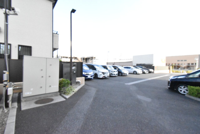 ��ʌ������s�����U���ڂ̃}���V�����̒��ԏ�