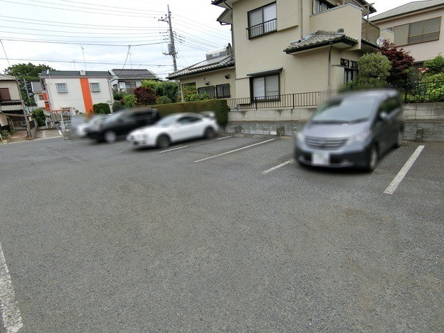 ��ʌ��������܎s�����擌��{�Q���ڂ̃A�p�[�g�̒��ԏ�