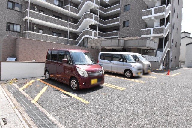 ��ʌ�����s�k����Q���ڂ̃}���V�����̒��ԏ�