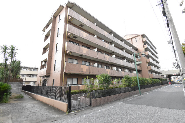 ��ʌ������s�X�쒬�̃}���V�����̌����O��