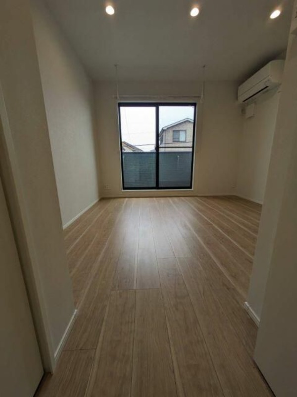 ��ʌ������s�������̃A�p�[�g�̋����E���r���O