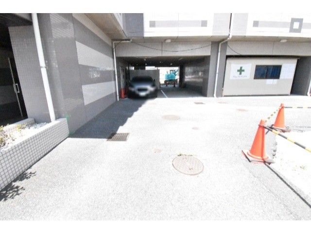 ��ʌ������s�������̃}���V�����̒��ԏ�