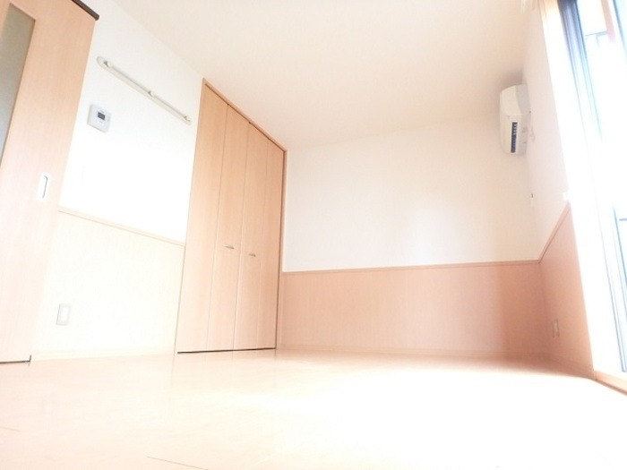 ��ʌ��z�J�s�ԎR�{���̃A�p�[�g�̋��ԁE���r���O