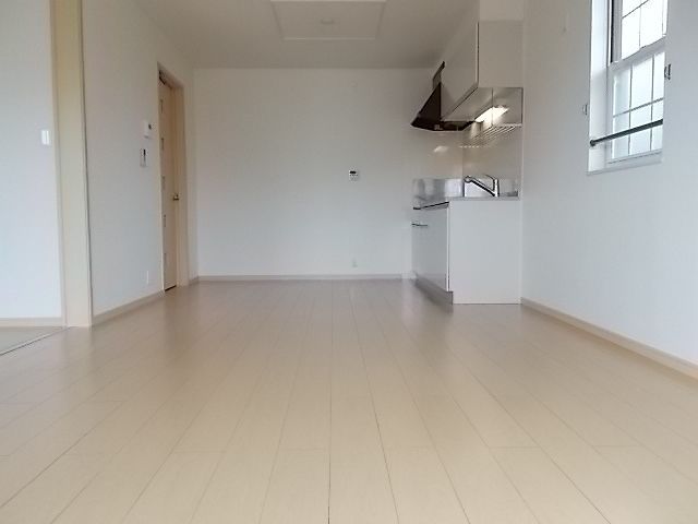 ��ʌ�����s���ԂR���ڂ̃A�p�[�g�̋��ԁE���r���O