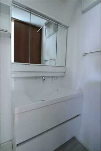 ��ʌ������s���R�P���ڂ̃A�p�[�g�̐��ʏ�