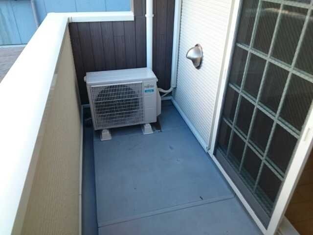 ��ʌ�����s���ԂR���ڂ̃A�p�[�g�̃o���R�j�[