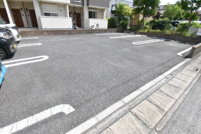 ��ʌ�����s���ԂR���ڂ̃A�p�[�g�̒��ԏ�