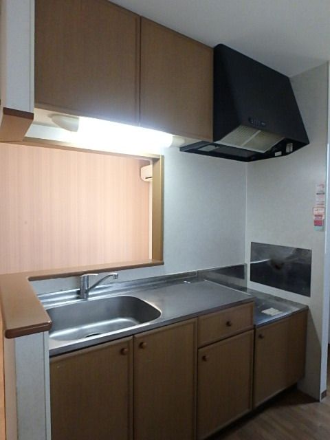 ��ʌ��������܎s�k����i���Q���ڂ̃e���X�n�E�X�̃L�b�`��