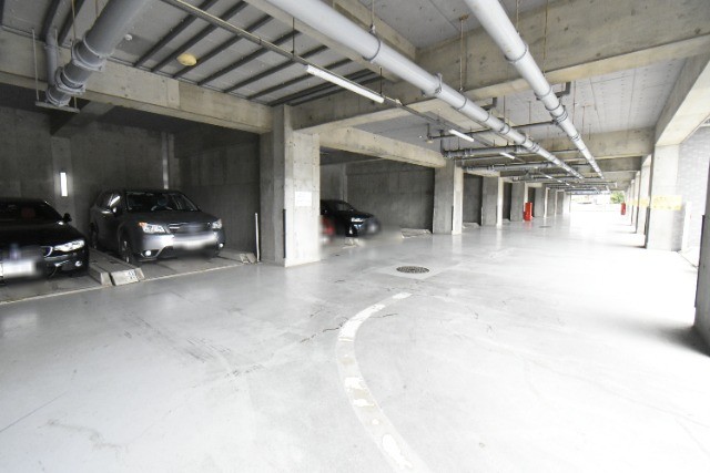 ��ʌ������s�V�����S���ڂ̃}���V�����̒��ԏ�