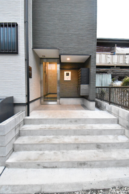 ��ʌ��������܎s�k��A�|���P���ڂ̃A�p�[�g�̃G���g�����X