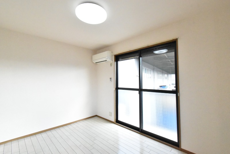 ��ʌ�����s���ԂR���ڂ̃A�p�[�g�̋��ԁE���r���O