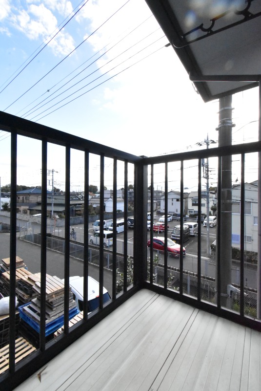 ��ʌ�����s���ԂR���ڂ̃A�p�[�g�̃o���R�j�[