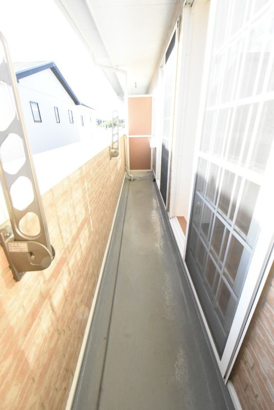 ��ʌ��k�����S�ɓޒ������j�U���ڂ̃A�p�[�g�̃o���R�j�[