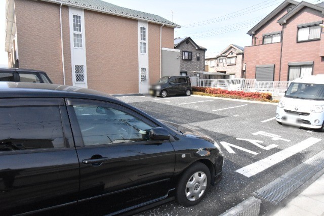 ��ʌ��k�����S�ɓޒ������j�U���ڂ̃A�p�[�g�̒��ԏ�