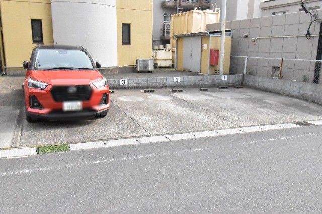 ��ʌ�����s�k����P���ڂ̃}���V�����̒��ԏ�