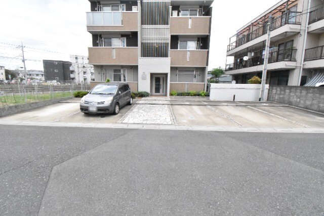 ��ʌ��������܎s�k��y�C���Q���ڂ̃A�p�[�g�̒��ԏ�