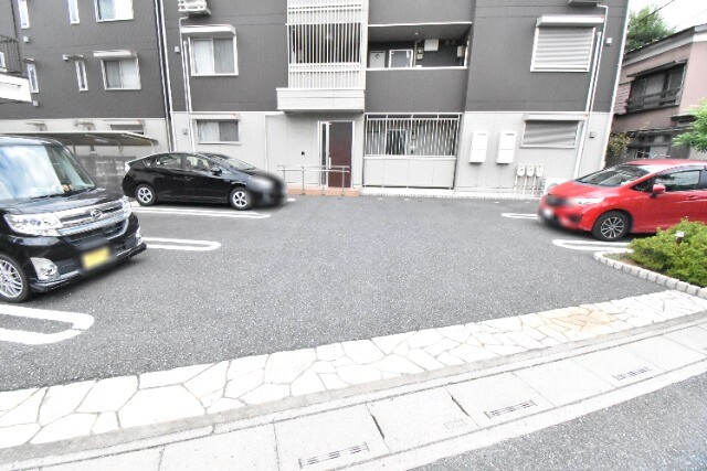 ��ʌ��������܎s�k��y�C���Q���ڂ̃A�p�[�g�̒��ԏ�