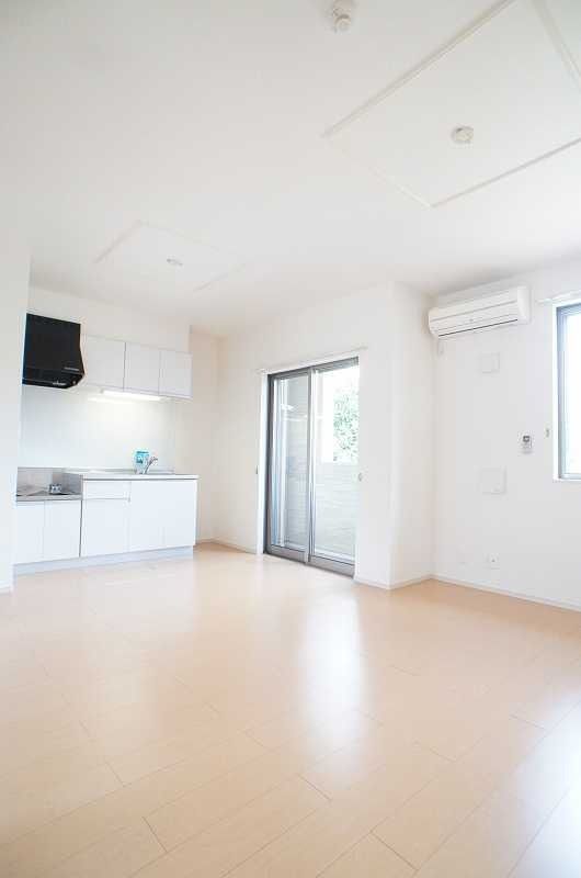 ��ʌ������s�����Q���ڂ̃A�p�[�g�̋��ԁE���r���O