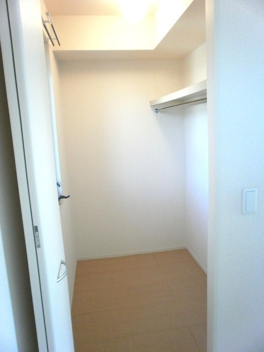 ��ʌ������s�ẪA�p�[�g�̎��[