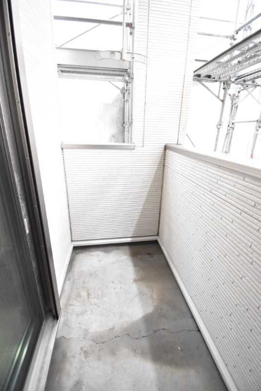 ��ʌ������s�����Q���ڂ̃A�p�[�g�̃o���R�j�[