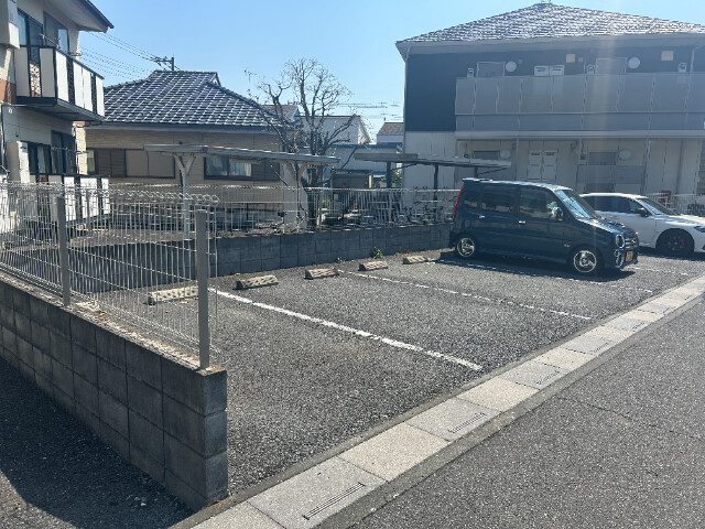 ��ʌ������s��ʖ�̃}���V�����̒��ԏ�