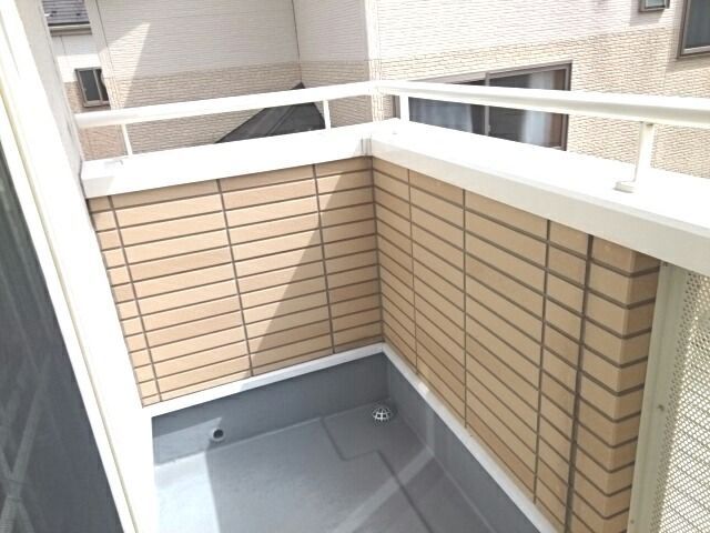 ��ʌ��������܎s�΋�{�{�Q���ڂ̃A�p�[�g�̃o���R�j�[