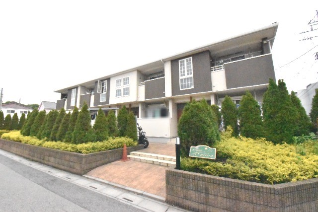 ��ʌ�����s�厚���s�̉Ƃ̃A�p�[�g�̌����O��