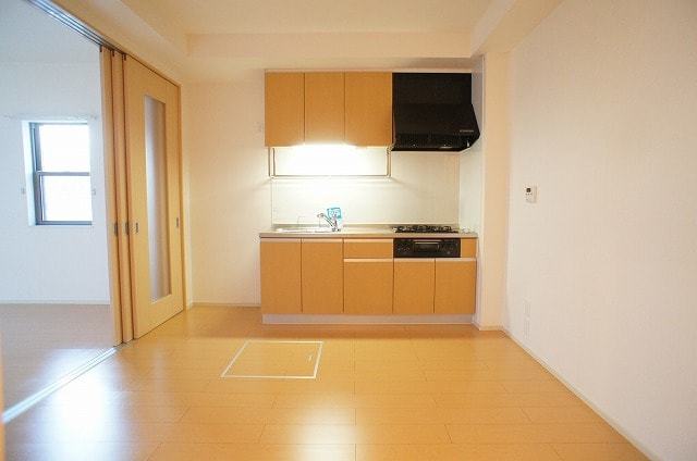 ��ʌ�����s�厚���s�̉Ƃ̃A�p�[�g�̋��ԁE���r���O