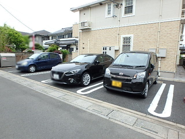 ��ʌ��������܎s�k��{�����P���ڂ̃A�p�[�g�̒��ԏ�