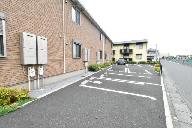 ��ʌ�����s�����R���ڂ̃A�p�[�g�̒��ԏ�