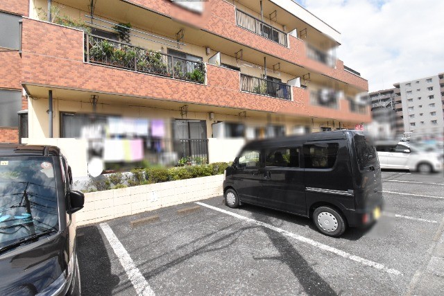 ��ʌ�����s�k����P���ڂ̃}���V�����̒��ԏ�