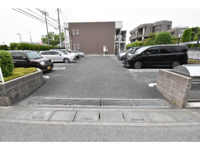 ��ʌ��z�J�s�{�{���T���ڂ̃A�p�[�g�̒��ԏ�