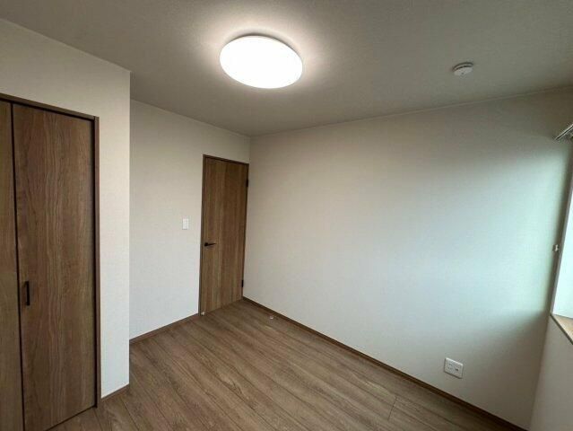 ��ʌ��������܎s�Y�a��̉ƂQ���ڂ̈�ˌ��Ă̐Q��