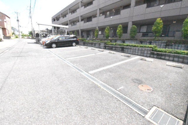 ��ʌ�����s�厚������̃}���V�����̒��ԏ�