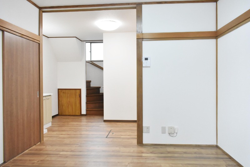 ��ʌ��n�s�����U���ڂ̃e���X�n�E�X�̋��ԁE���r���O