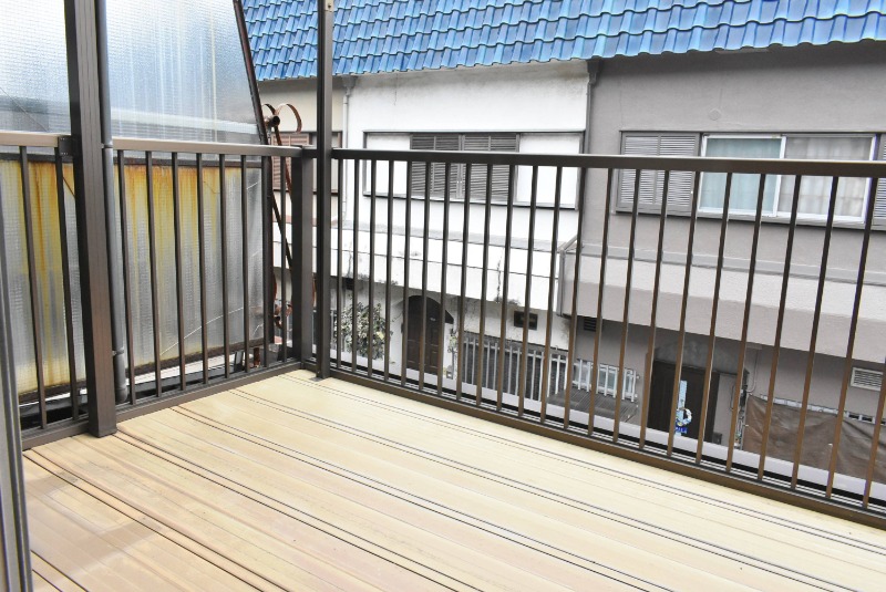 ��ʌ��n�s�����U���ڂ̃e���X�n�E�X�̃o���R�j�[