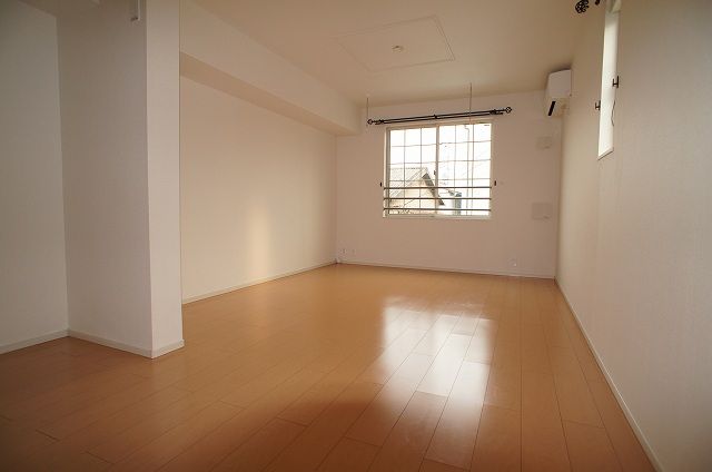 ��ʌ�����s��؂Q���ڂ̃A�p�[�g�̋��ԁE���r���O