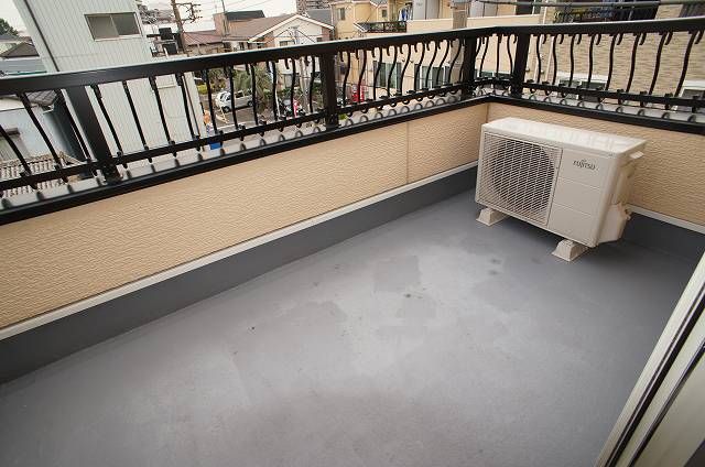 ��ʌ�����s��؂Q���ڂ̃A�p�[�g�̃o���R�j�[