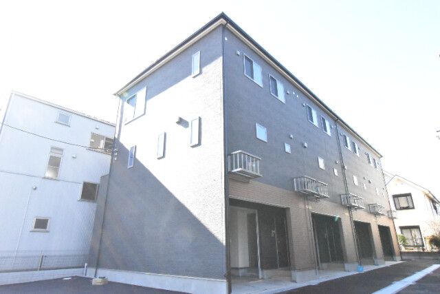 ��ʌ�����s������U����20-19�̃e���X�n�E�X�̌����O��