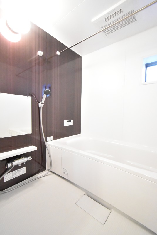 ��ʌ�����s������U���ڂ̃e���X�n�E�X�̃o�X