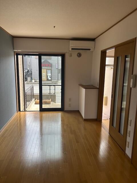 ��ʌ������s����Q���ڂ̃e���X�n�E�X�̋��ԁE���r���O