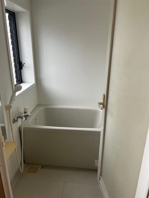 ��ʌ������s����Q���ڂ̃e���X�n�E�X�̃o�X