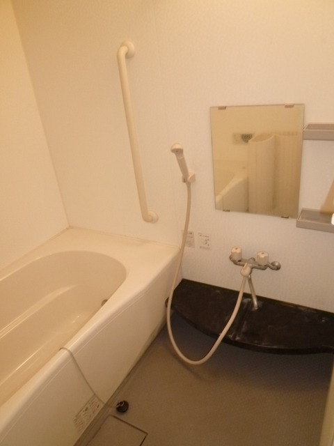 ��ʌ��������܎s��{��O���Q���ڂ̃A�p�[�g�̃o�X