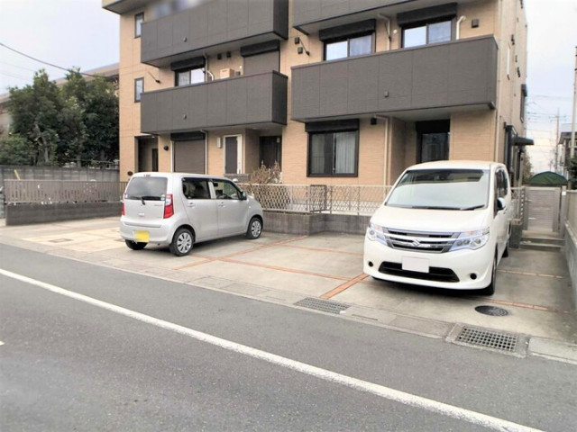 ��ʌ��t�����s�����Q���ڂ̃A�p�[�g�̒��ԏ�