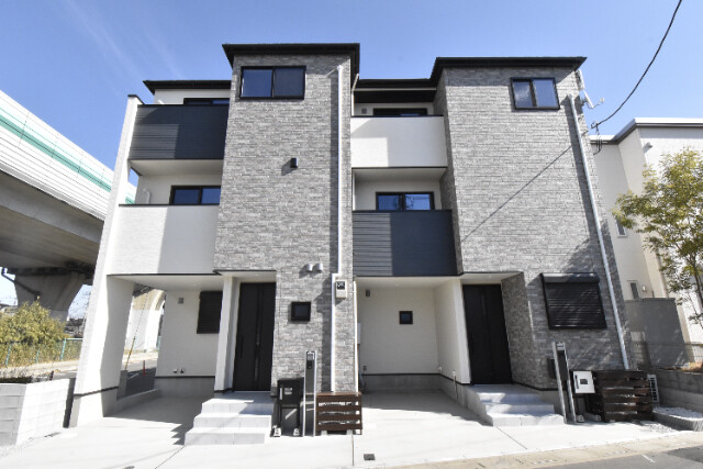 ��ʌ��������܎s���搼��{�P���ڂ̃^�E���n�E�X�̌����O��