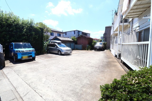 ��ʌ��������܎s�k��{�����̃A�p�[�g�̒��ԏ�